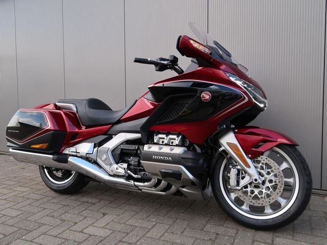 honda - gl-1800-goldwing-touring-deluxe
