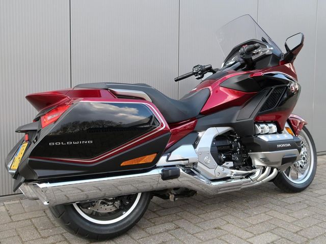 honda - gl-1800-goldwing-touring-deluxe