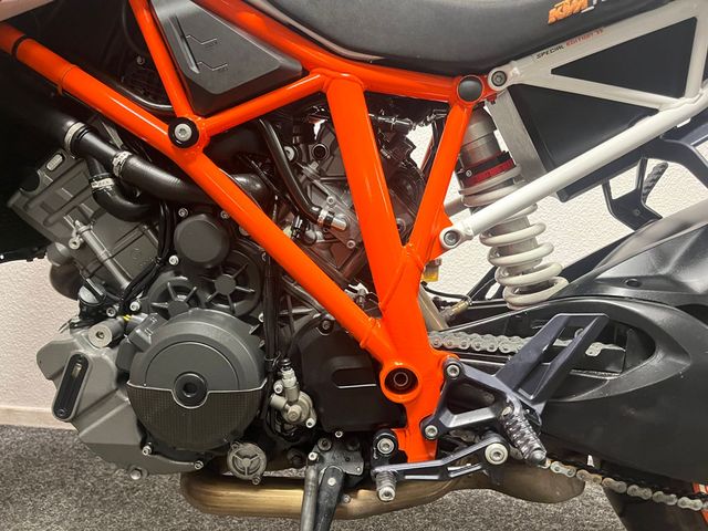 ktm - 1290-super-duke-r
