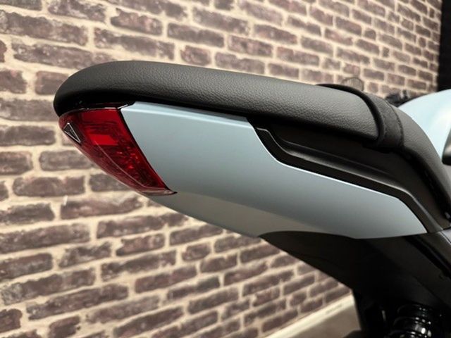 triumph - trident-660