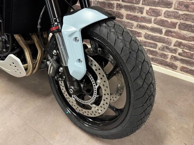 triumph - trident-660