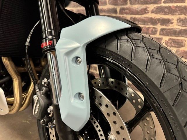 triumph - trident-660