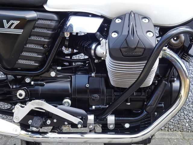 moto-guzzi - v-7-stone