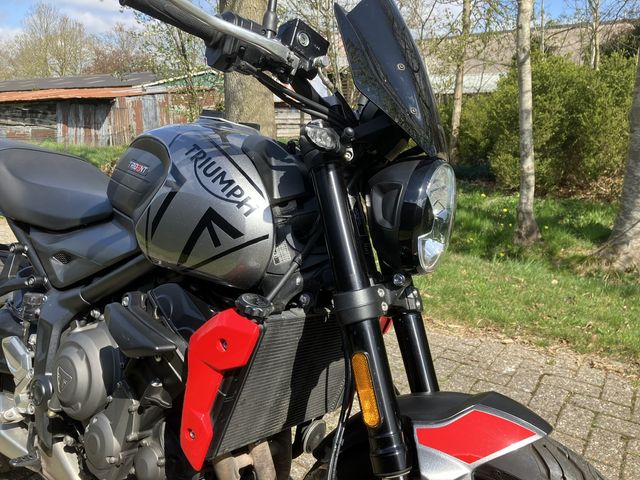 triumph - trident-660