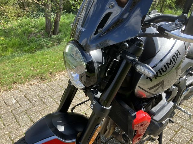 triumph - trident-660