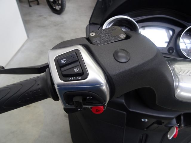 piaggio - mp3-300-hpe-sport