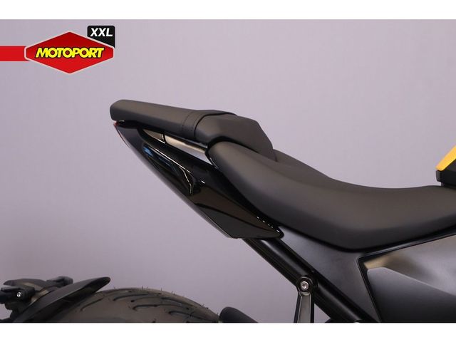 triumph - trident-660