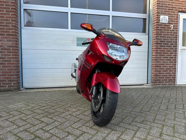 honda - cbr-1100--xx-super-blackbird