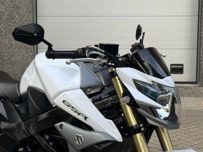 SUZUKI GSR 750 A – foto 3