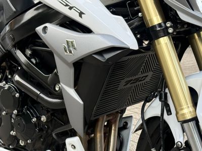 SUZUKI GSR 750 A – foto 4