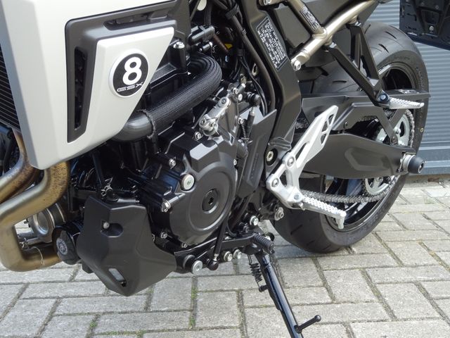 suzuki - gsx-8t