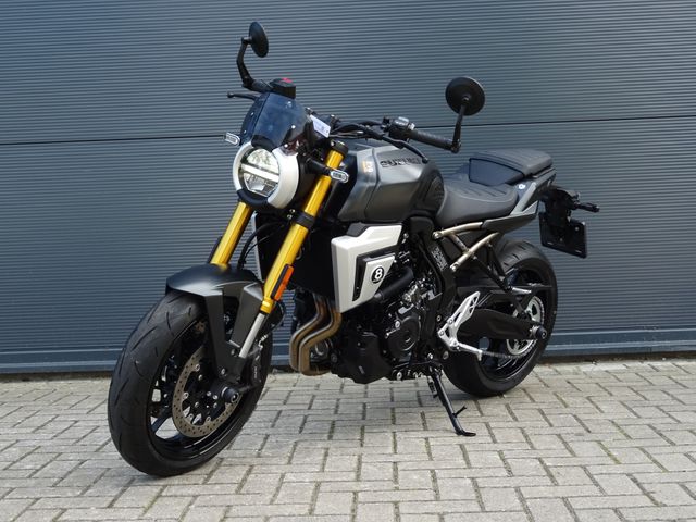 suzuki - gsx-8t