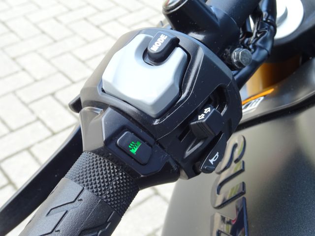 suzuki - gsx-8t