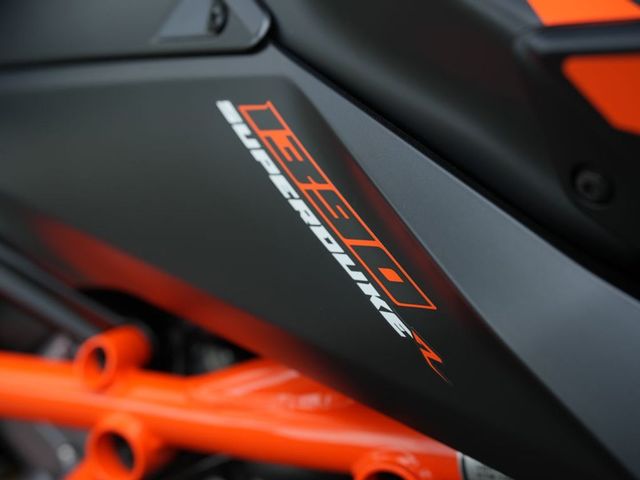 ktm - 1390-super-duke-r-evo