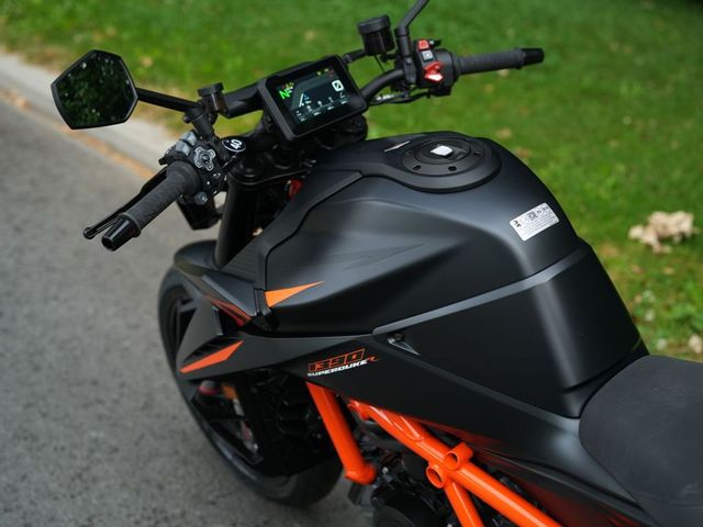 ktm - 1390-super-duke-r-evo