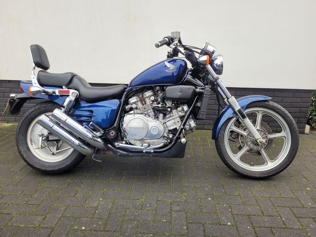 honda - vf-700-c-supermagna