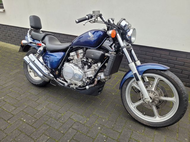 honda - vf-700-c-supermagna