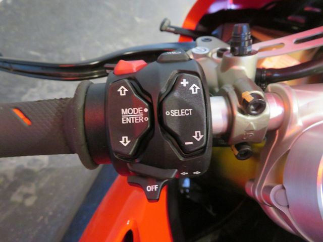 ducati - panigale-v4-s