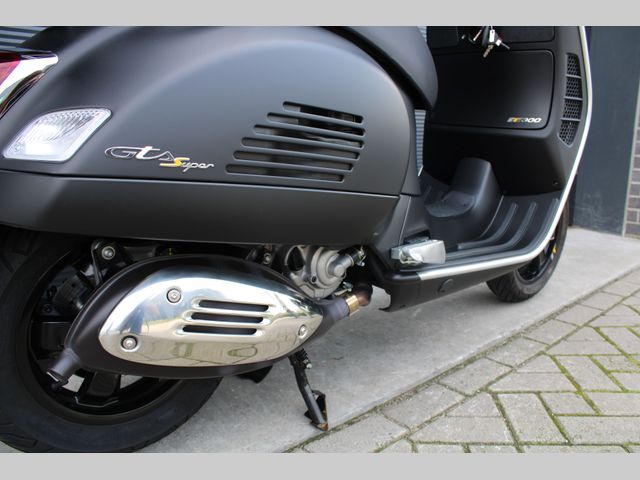 piaggio - gts-touring-300