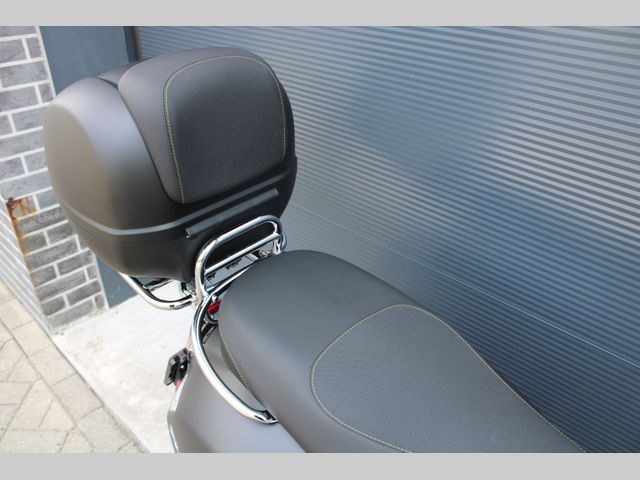 piaggio - gts-touring-300