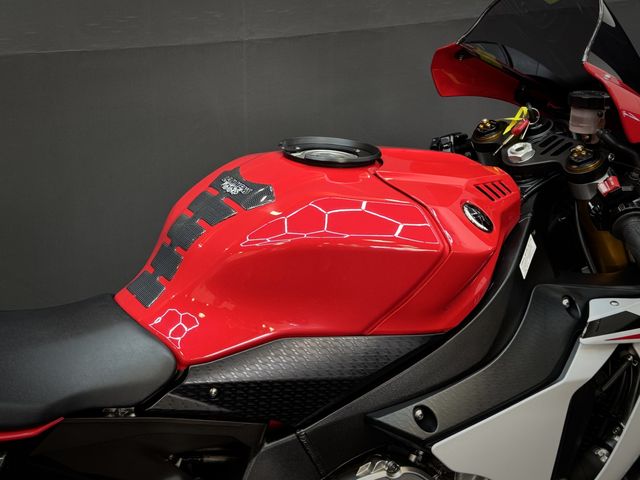 yamaha - r1