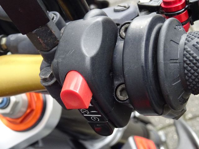 aprilia - tuono-1000-r