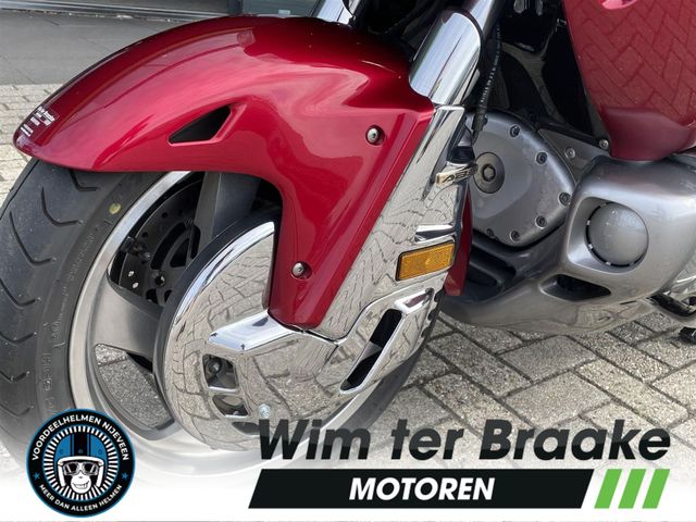 honda - gl-1800-goldwing-touring-deluxe