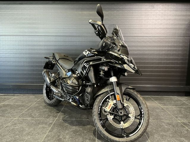 bmw - r-1300-gs-triple-black