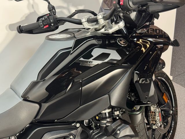 bmw - r-1300-gs-triple-black