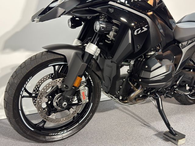 bmw - r-1300-gs-triple-black