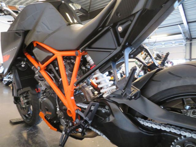 ktm - 1290-super-duke-r