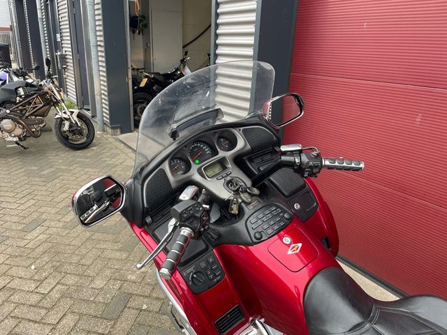 honda - gl-1800-goldwing-c-abs