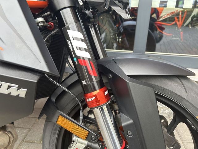 ktm - 1390-super-duke-r