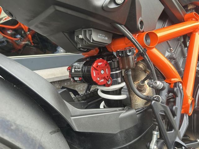 ktm - 1390-super-duke-r