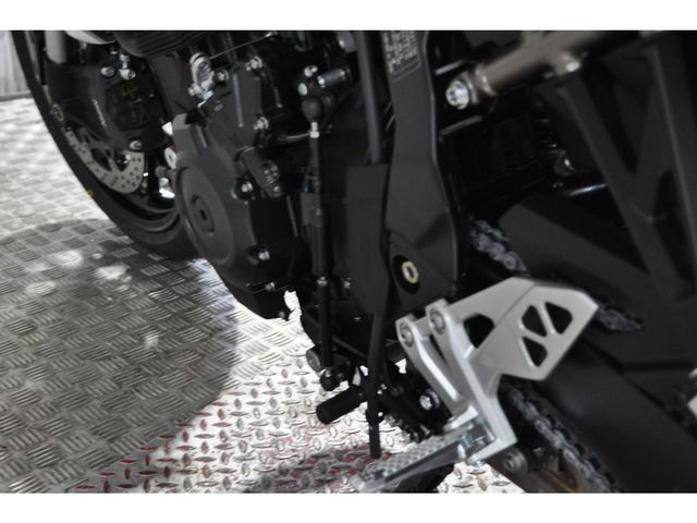 suzuki - gsx-8t