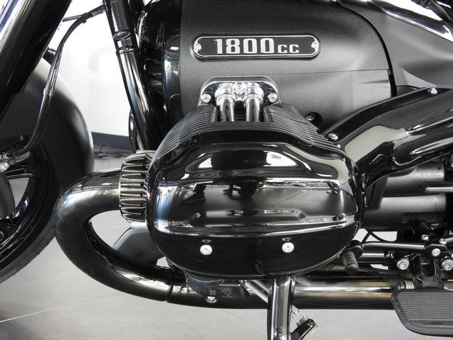 bmw - r-18-rocktane