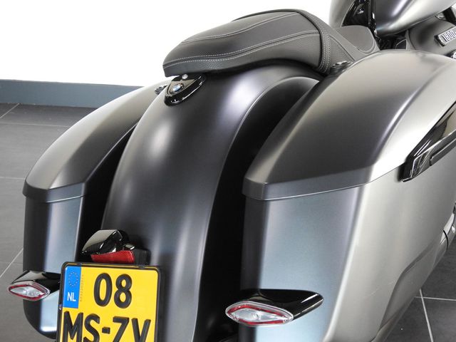 bmw - r-18-rocktane