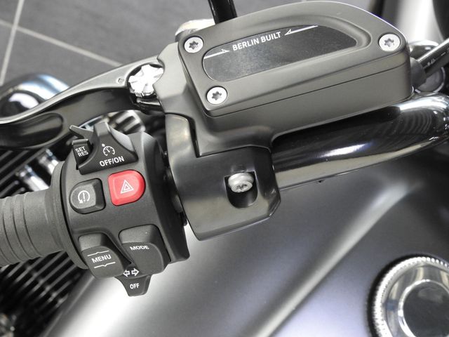 bmw - r-18-rocktane