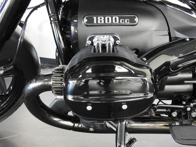 bmw - r-18-rocktane