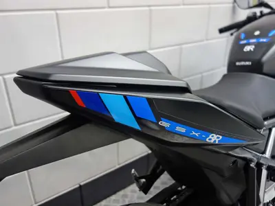 SUZUKI GSX-8R – foto 4