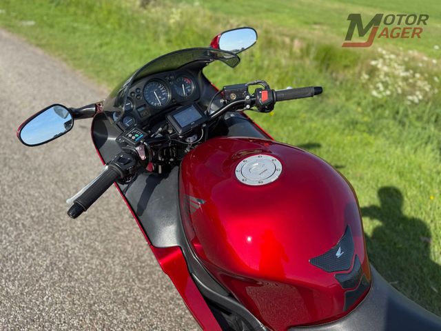 honda - cbr-1100--xx-super-blackbird