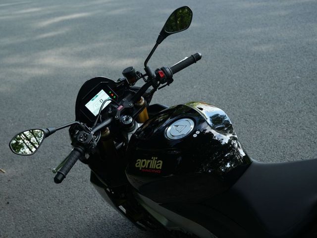 aprilia - tuono-v4-factory