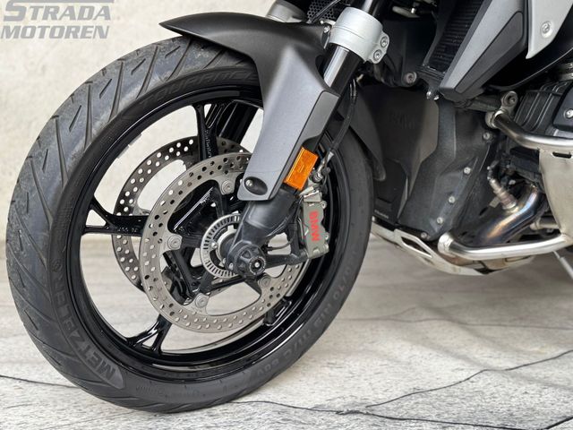 bmw - r-1300-gs-triple-black