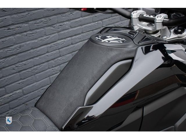 bmw - r-1300-gs-triple-black