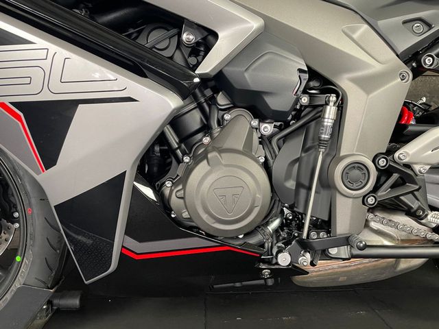 triumph - daytona-660