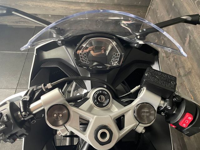 triumph - daytona-660