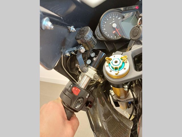 aprilia - rsv-1000-r-factory