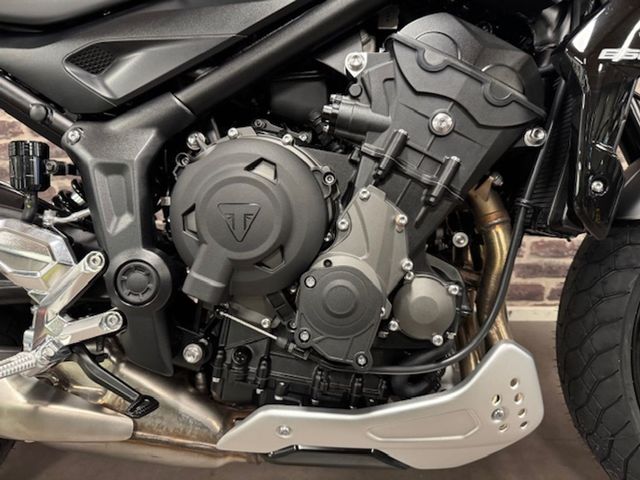 triumph - trident-660