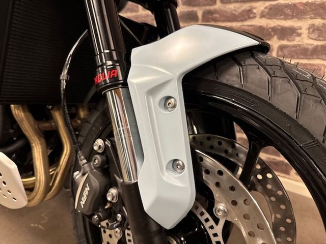 triumph - trident-660