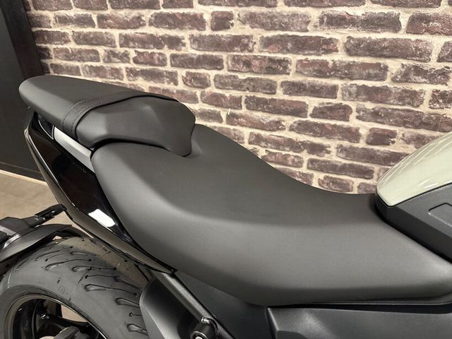 triumph - trident-660